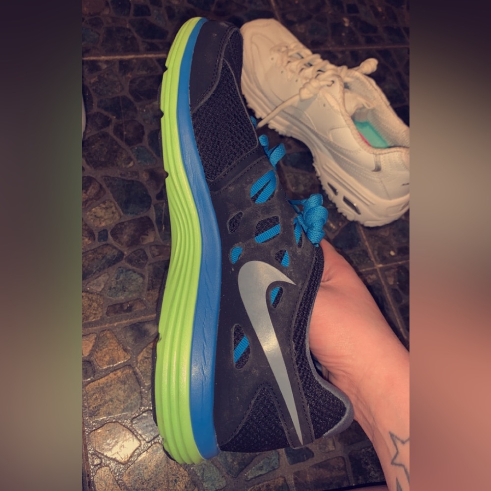Men’s 8.5 🤍 Ladie’s 10. 💙